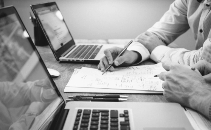 Asesoria Fiscal y Legal manos de trabajadores haciendo los numeros