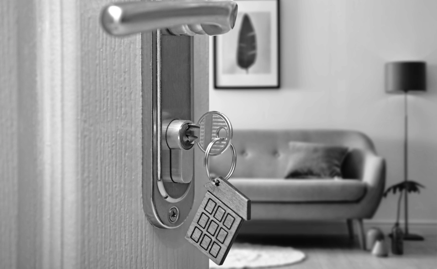 Financiación/ entrada a habitación con la llave puesta en cerradura