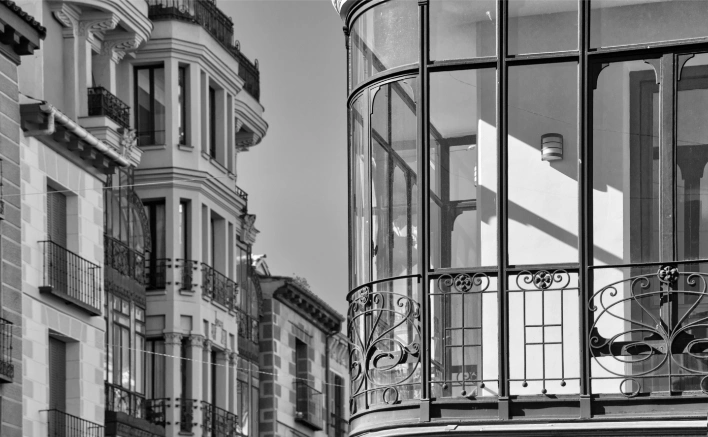 Patrimonio Segunda Vivienda/ edificio y una ventana grande de cristal