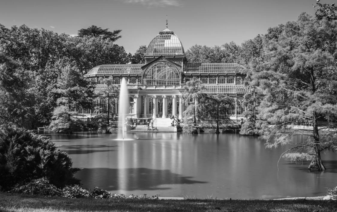 Un edificio de cristal con un lago